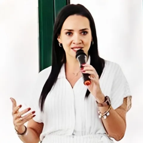 Dra. Ana Luiza Peroni